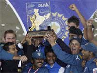 Deccan Chargers wear IPL 2 crown Deccan Chargers wear IPL 2 crown