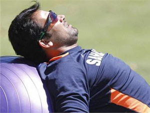 Dhoni defends Zaheer despite bad form Dhoni defends Zaheer despite bad form