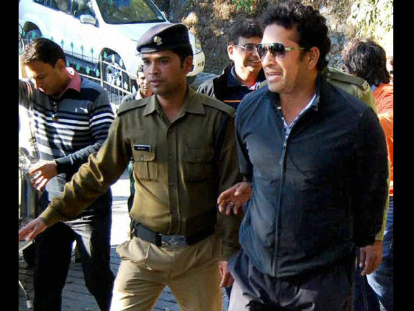 Sachin Tendulkar returns to Mumbai Sachin Tendulkar returns to Mumbai